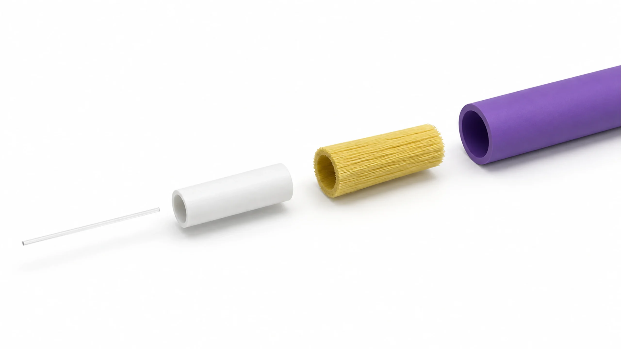 Kabel Patch Cord yang Dibongkar Menampilkan Serat Optik, Buffer Ketat, Benang Aramid, dan Jaket Luar dalam Urutan Lapisan yang Terlihat