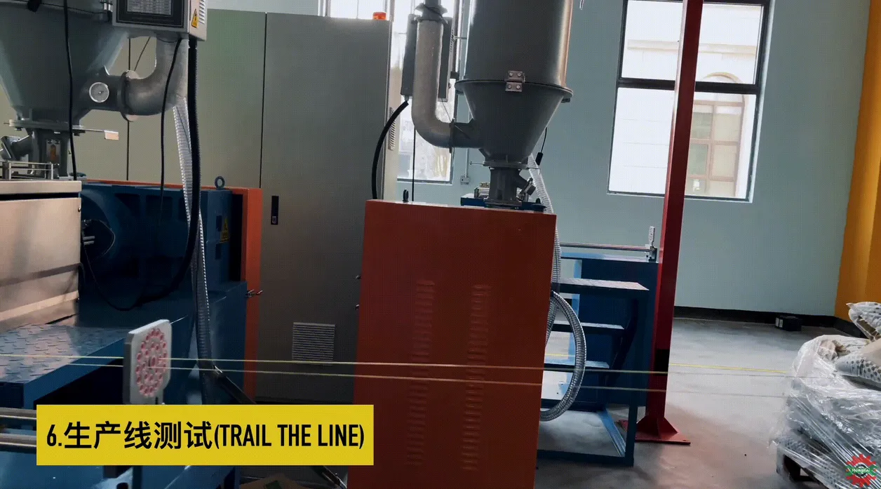 Lini produksi kabel optik berjalan selama pemeriksaan start-up kecepatan rendah